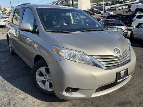 Used 2015 Toyota Sienna LE image 1