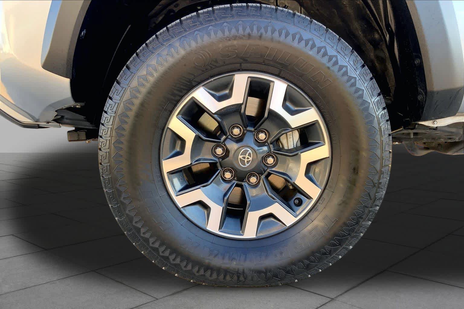Used 2023 Toyota Tacoma TRD Off-Road w/ Technology Package AWD/4WD image 11
