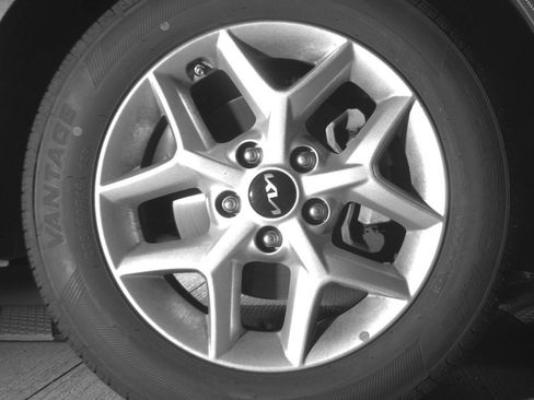 Used 2025 Kia Soul LX w/ LX Technology Package FWD image 13