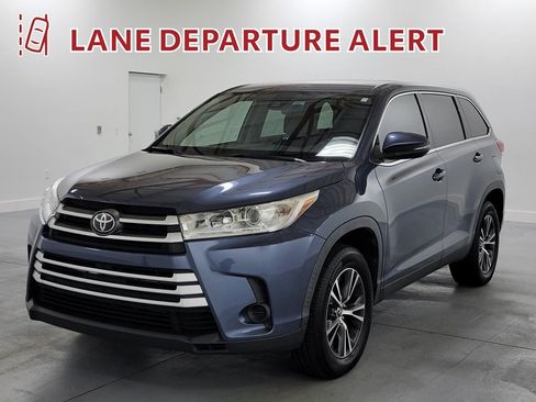 Used 2019 Toyota Highlander LE FWD image 4