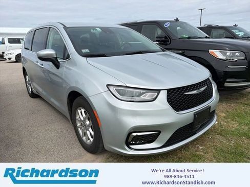 Used 2023 Chrysler Pacifica Touring-L FWD image 1