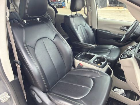 Used 2023 Chrysler Pacifica Touring-L image 7