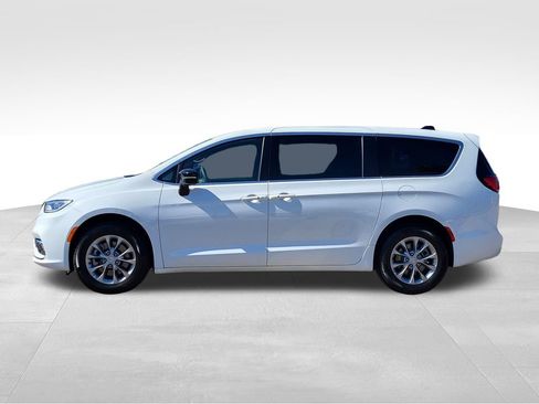 Used 2026 Chrysler Pacifica Limited AWD/4WD image 2