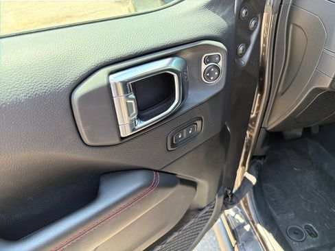 Used 2025 Jeep Gladiator Rubicon w/ Convenience Group AWD/4WD image 13