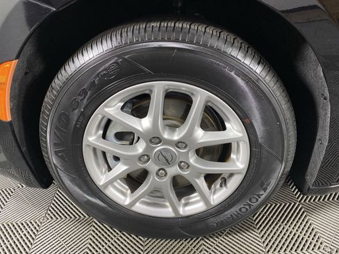 Used 2024 Chrysler Voyager LX image 12