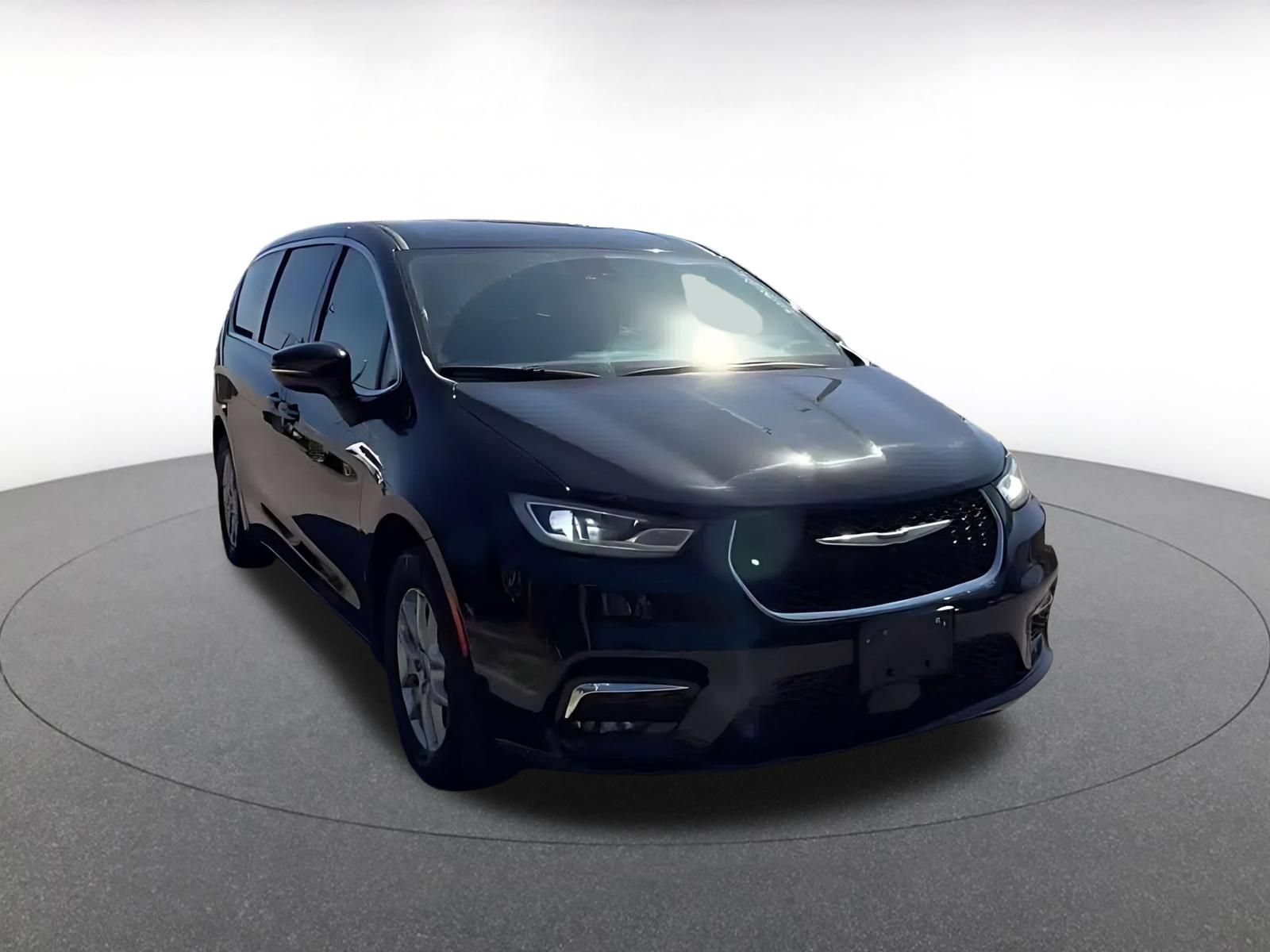 Used 2024 Chrysler Pacifica Touring-L FWD image 3