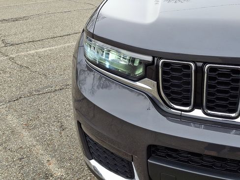 Certified 2023 Jeep Grand Cherokee L Limited AWD/4WD image 10