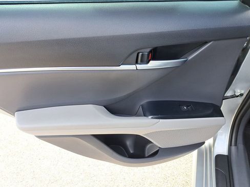 Used 2018 Toyota Camry LE image 7