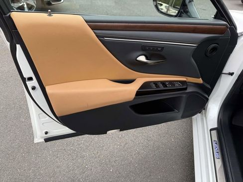 Used 2025 Lexus ES 300h w/ Premium Package image 12