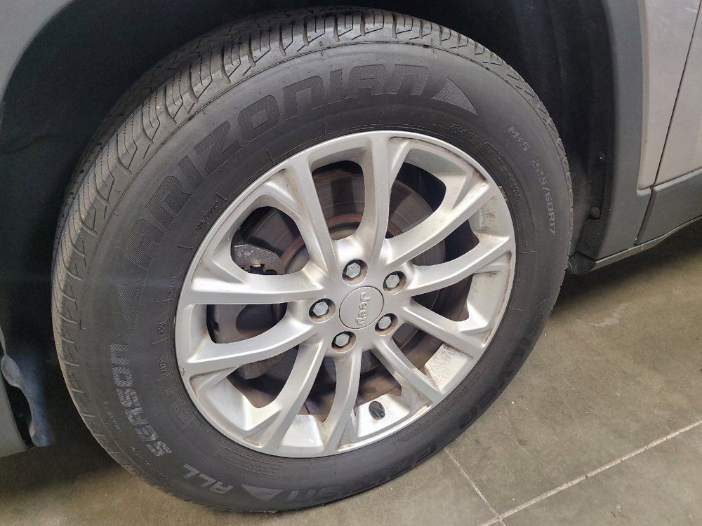 Used 2019 Jeep Cherokee Latitude w/ Popular Appearance Group FWD image 31