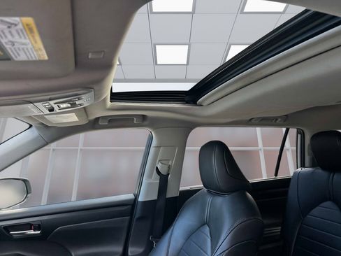 Used 2020 Toyota Highlander XLE image 12