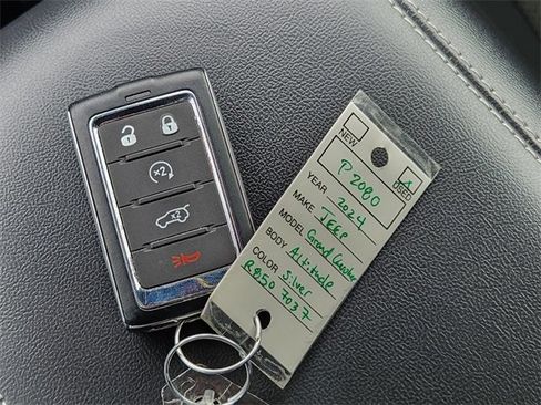 Used 2024 Jeep Grand Cherokee Altitude image 31