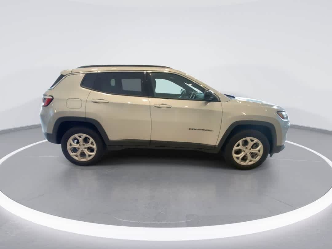 Used 2024 Jeep Compass Latitude AWD/4WD image 9