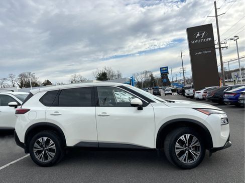 Used 2021 Nissan Rogue SV image 3