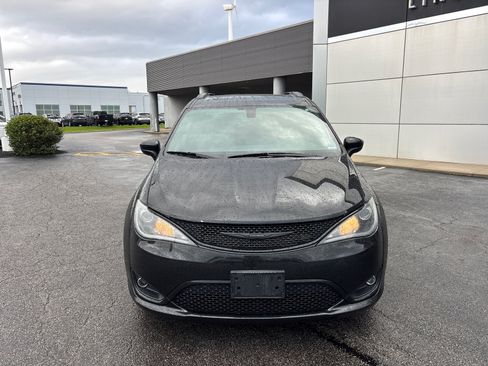 Used 2020 Chrysler Pacifica Touring-L Plus FWD image 2
