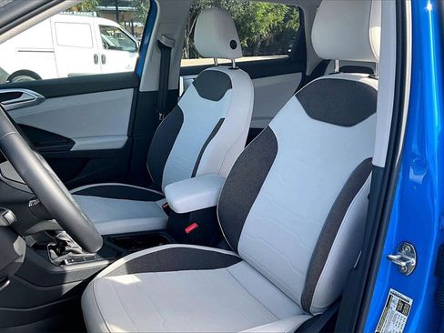 Certified 2025 Volkswagen Taos SE image 21