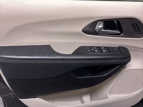 Used 2022 Chrysler Pacifica Touring-L FWD image 13