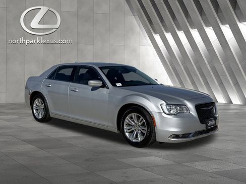 Used 2019 Chrysler 300 Touring w/ Driver Convenience Group image 5