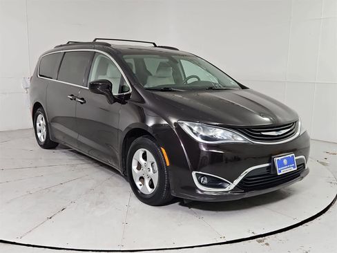 Used 2018 Chrysler Pacifica Touring Plus image 8