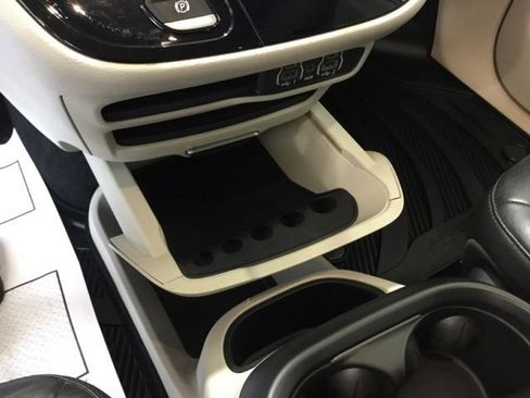 Used 2021 Chrysler Pacifica Touring-L FWD image 30