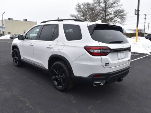 Certified 2025 Honda Pilot Black Edition image 4