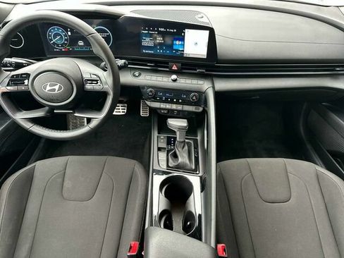 Used 2025 Hyundai Elantra SEL FWD image 16