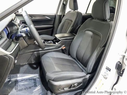 Used 2023 Jeep Grand Cherokee Laredo image 9