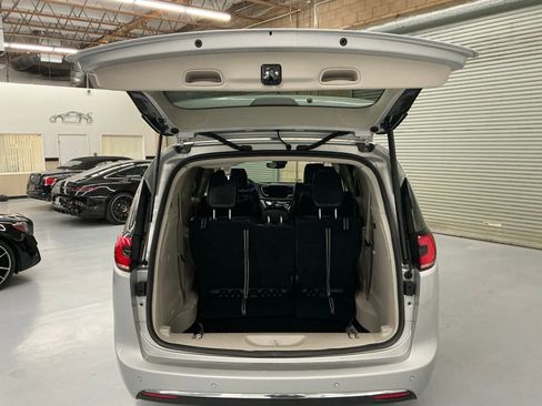 Used 2023 Chrysler Pacifica Touring-L image 18