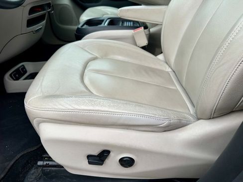 Used 2017 Chrysler Pacifica Touring-L image 14