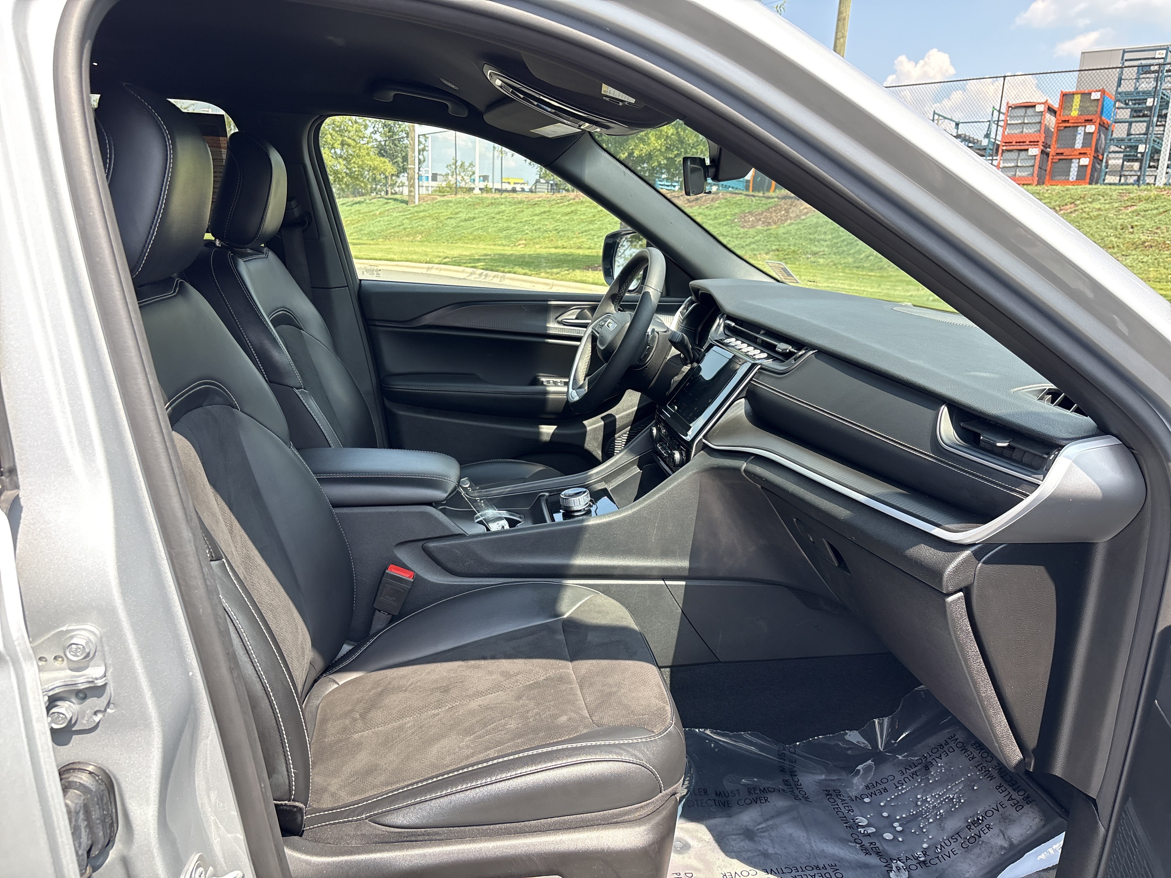 Used 2025 Jeep Grand Cherokee Altitude AWD/4WD image 24