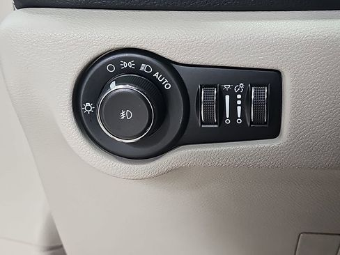 Used 2023 Chrysler Pacifica Limited w/ Uconnect Theater Family Group image 31