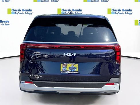 Used 2025 Kia Carnival FWD image 7