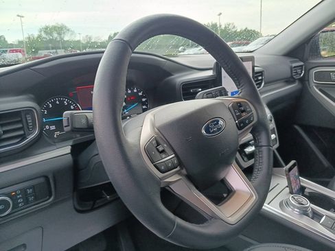 Used 2024 Ford Explorer XLT w/ Equipment Group 202A AWD/4WD image 5