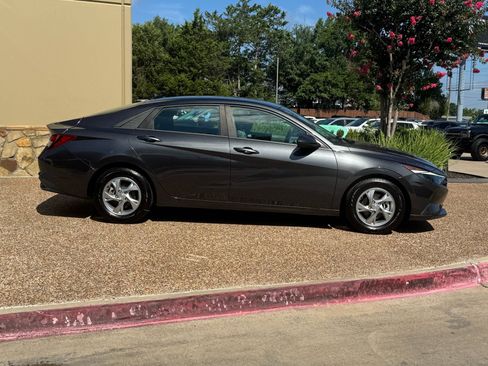 Used 2021 Hyundai Elantra SE FWD image 7