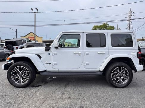 Used 2023 Jeep Wrangler Unlimited Sahara AWD/4WD image 4