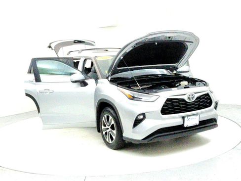 Certified 2024 Toyota Highlander XLE image 9