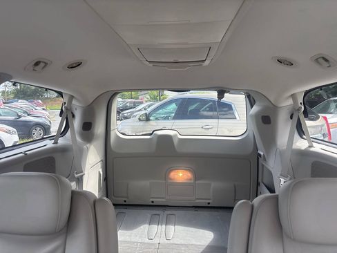 Used 2009 Chrysler Town & Country Touring FWD image 18