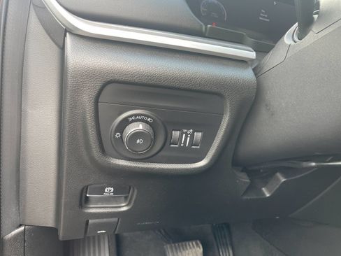 Used 2023 Jeep Grand Cherokee Limited AWD/4WD image 31