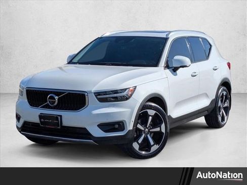 Used 2019 Volvo XC40 T5 Momentum image 1