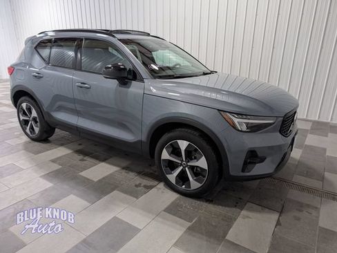 Used 2023 Volvo XC40 B5 Plus w/ Climate Package AWD/4WD image 5