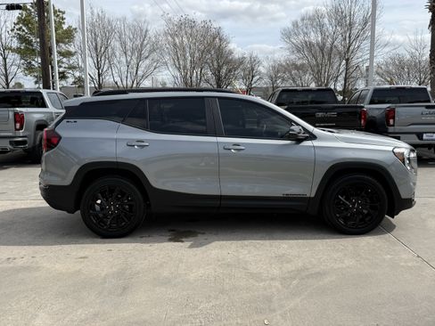 Used 2024 GMC Terrain SLE w/ Driver Convenience Package image 3