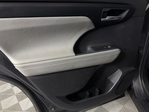 Used 2023 Toyota Highlander XLE FWD image 28