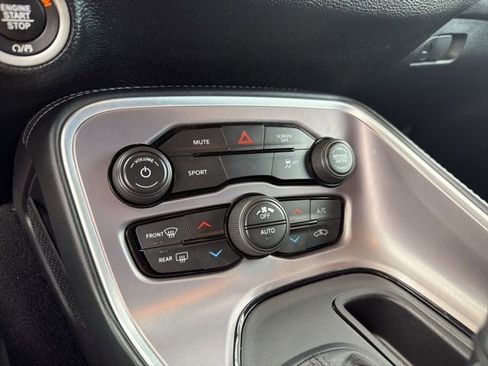 Used 2022 Dodge Challenger SXT image 17
