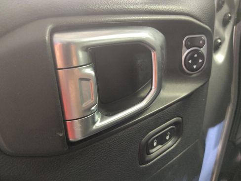 Used 2018 Jeep Wrangler Unlimited Sahara AWD/4WD image 27