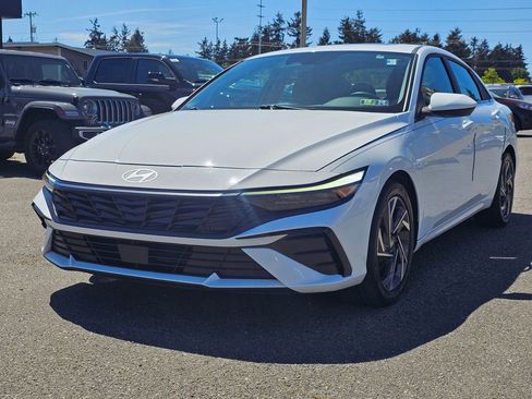 Used 2024 Hyundai Elantra SEL w/ Convenience Package FWD image 3