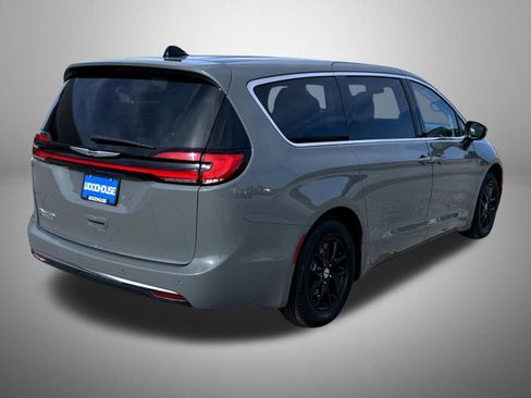 Used 2023 Chrysler Pacifica Touring-L FWD image 6