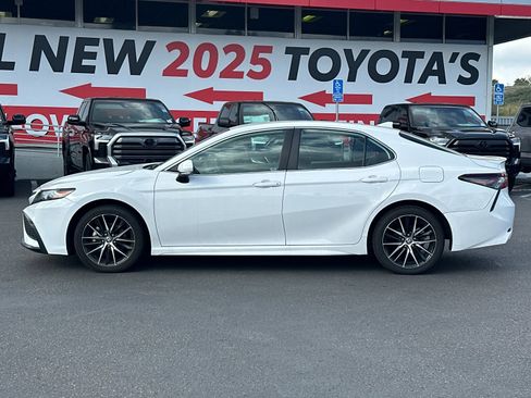 Used 2024 Toyota Camry SE image 2