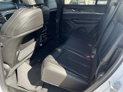 New 2025 Jeep Grand Cherokee Limited image 9
