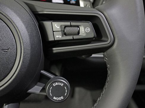 Used 2025 Porsche Cayenne image 25