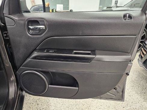 Used 2015 Jeep Patriot High Altitude AWD/4WD image 29